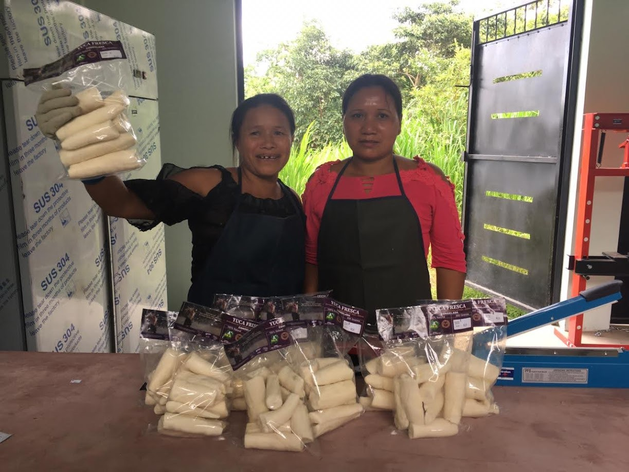 Mujeres Kichwas y yuca procesada